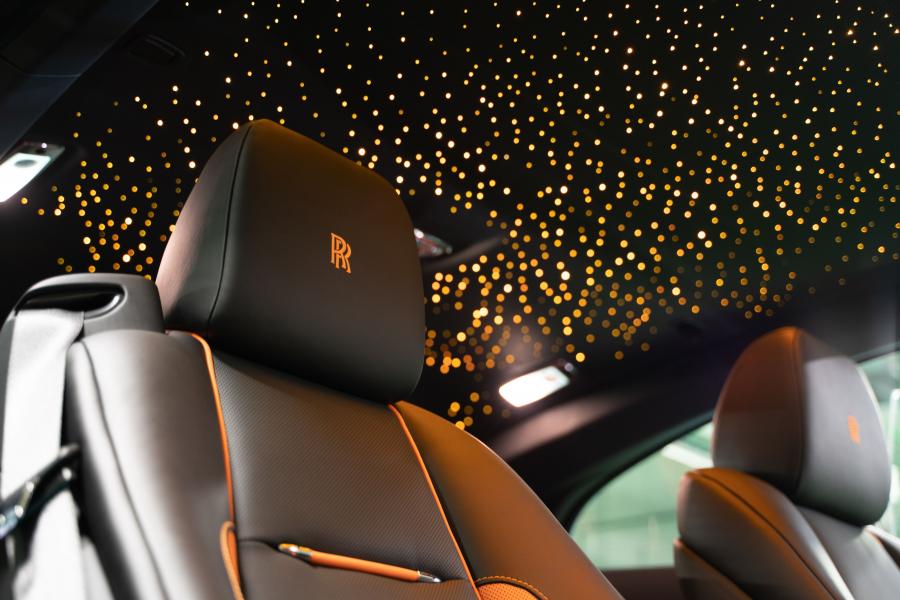 Детали интерьера Rolls-Royce Wraith Black and Bright 2019 года  (RU) (фото 7 из 14)